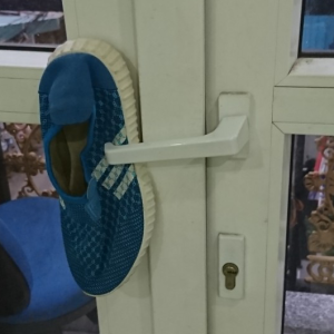 Trường hợp khóa đẩy nhẹ ra cái là bung khách hàng khắc phục bằng cách chèn dép vào.