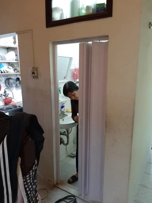 Quý khách muốn mua loại cửa xếp nhựa nhà vệ sinh loại tốt dày dặn bền đẹp để sử dụng cho hộ gia đình, văn phòng, công ty, cửa hàng.
