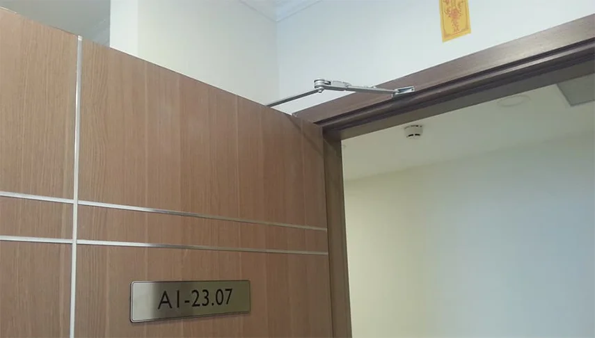 Cửa sẽ dừng lại ở góc 90 độ hay 180 độ khi sử dụng tay co có điểm dừng