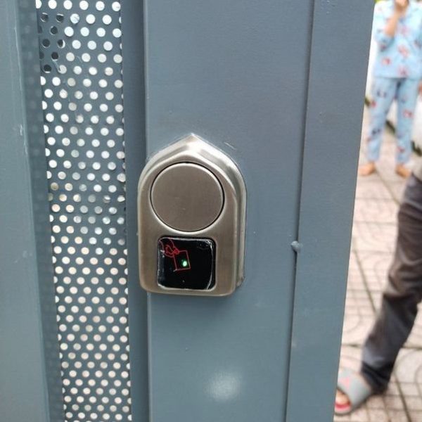 Bộ khóa cổng VR-1200 3in1 thẻ, chìa cơ và remote mặt ngoài