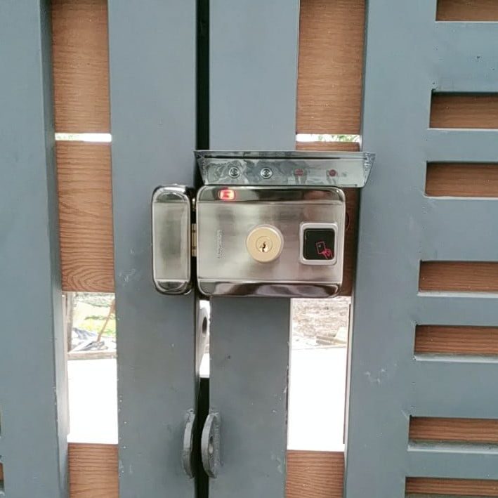 Bộ khóa cổng VR-1200 3in1 thẻ, chìa cơ và remote mặt trong