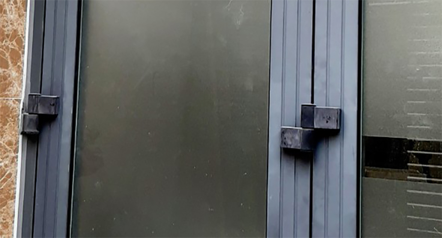 Hình anh cửa nhôm Xingfa bị phai màu loang lổ màu sau 2 năm do dùng Xingfa kém chất lượng