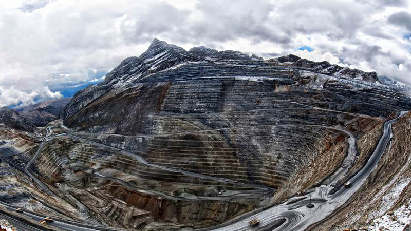 Hình ảnh khai thác kẽm tại mỏ Antamina tại dãy Andes ở Peru