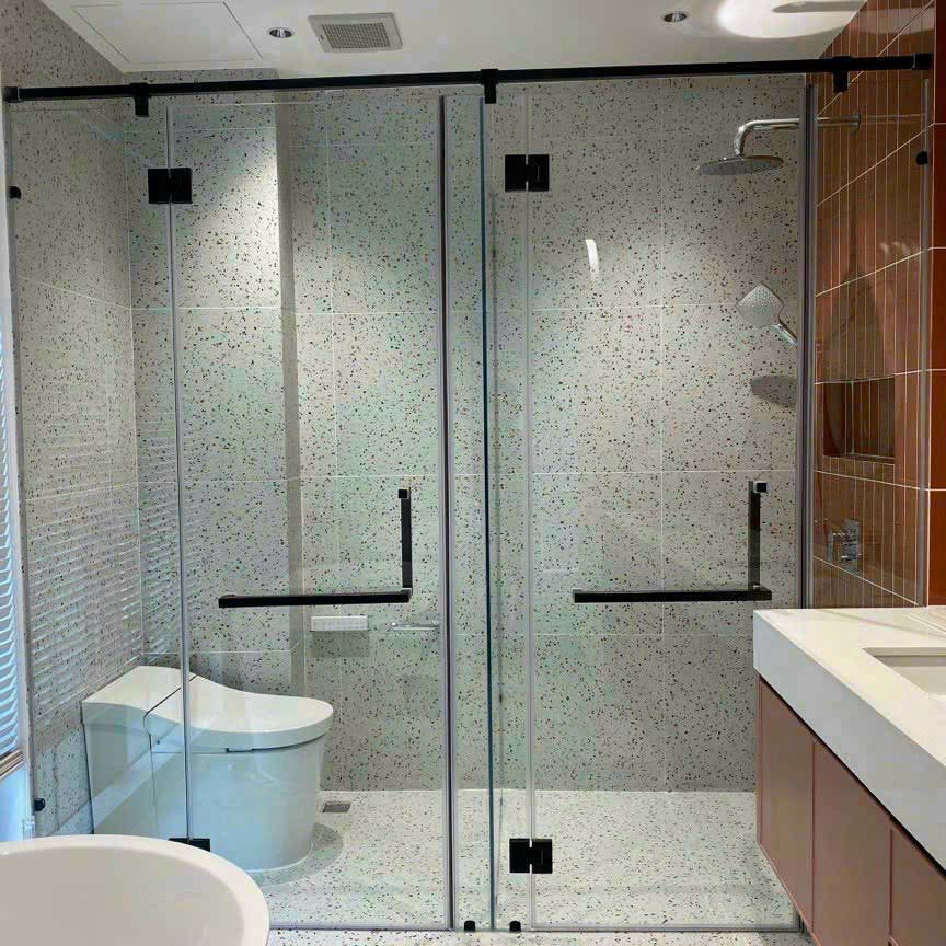 Phòng tắm kính sử dụng bản lề kính kính 180 độ và bộ giằng vuông 25 màu đen