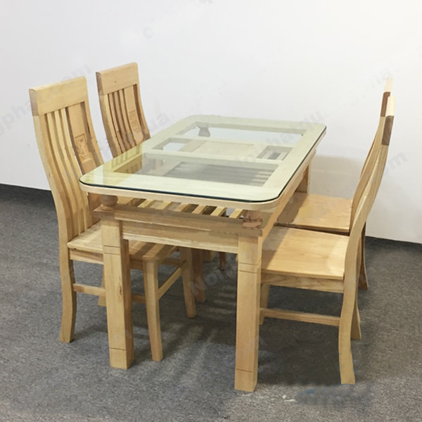 Mẫu thiết kế bàn ăn gỗ Sồi TPHCM  trơn tru, đơn giảm được hoàn thiện từ các tấm gỗ Sồi được bào nhẵn và sơn phủ hoàn thiện.