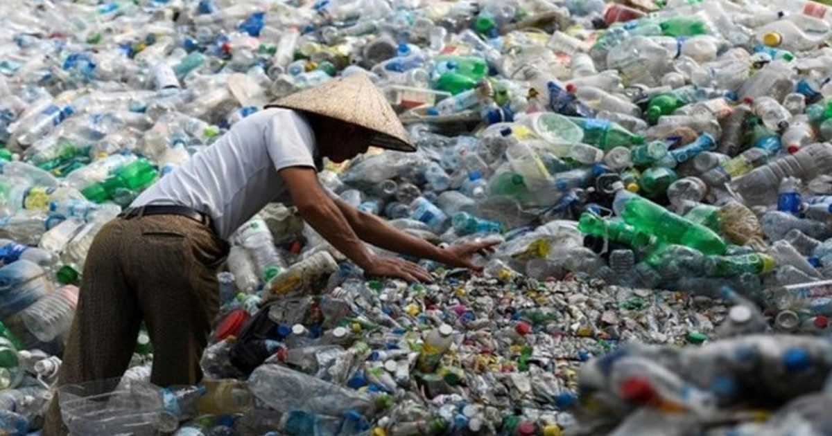 Bãi biển ngập rác thải nhựa, thể hiện tác hại của chất thải nhựa đến môi trường biển