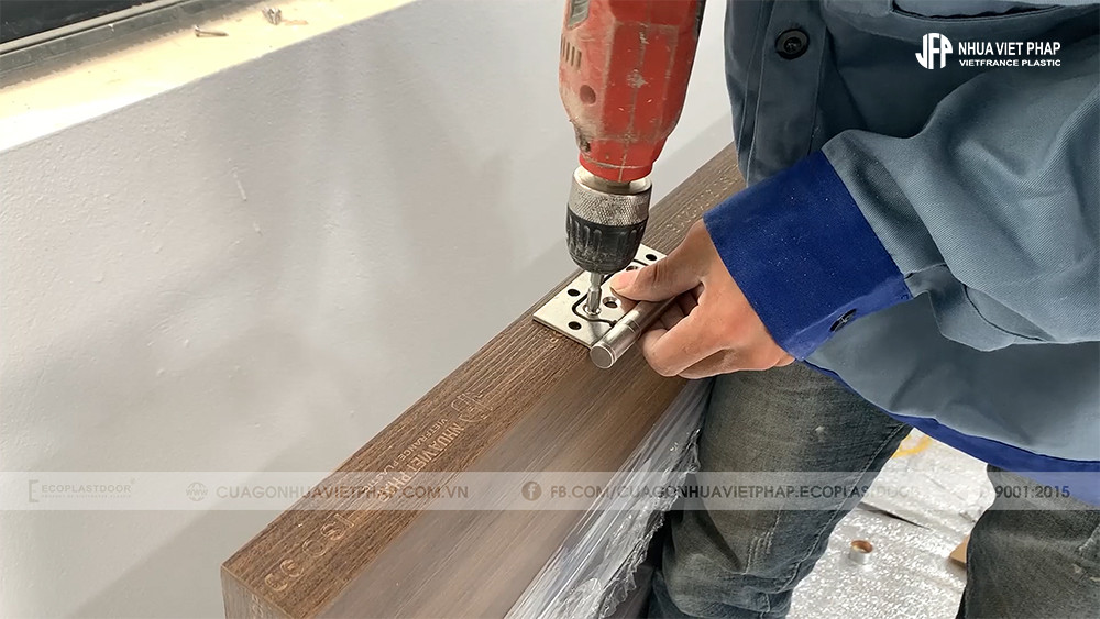Bắt bản lề inox cao cấp lên cánh cửa nhựa composite