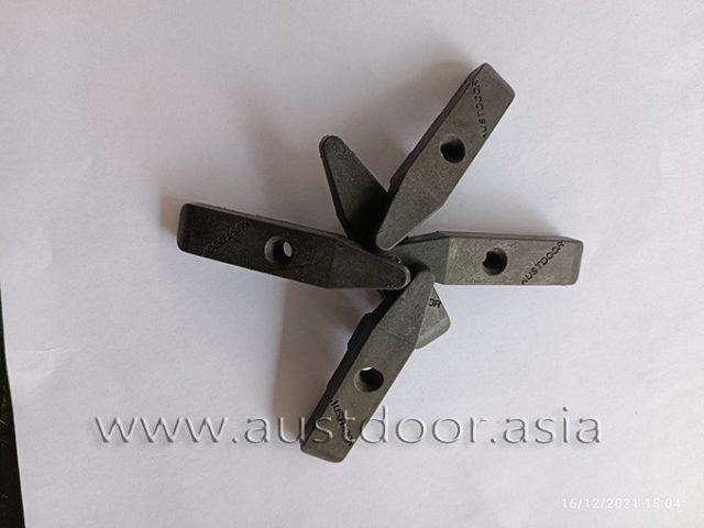Bọ nhựa cửa cuốn khe thoáng Austdoor màu trắng
