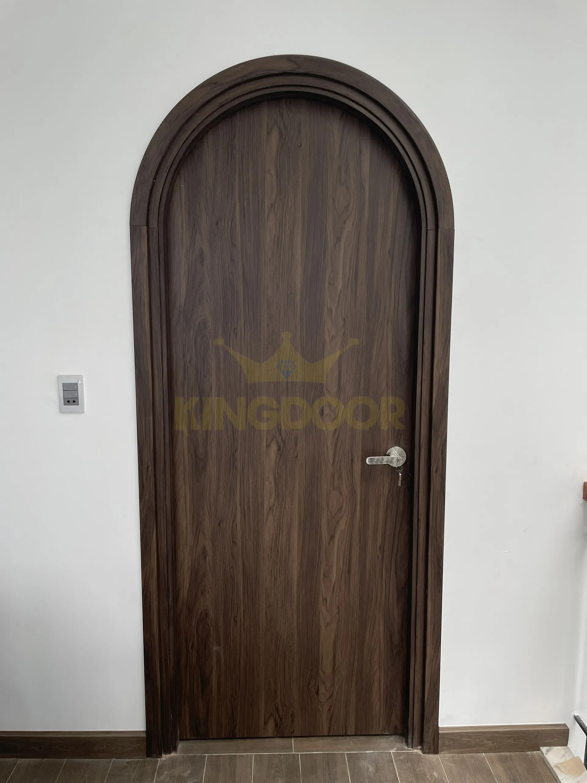 Cận cảnh bề mặt cửa nhựa composite với độ bền cao và khả năng chống nước vượt trội