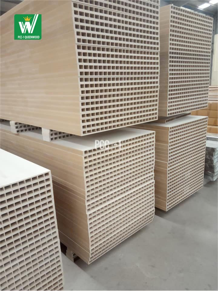 Cận cảnh phôi cửa nhựa composite trước khi hoàn thiện