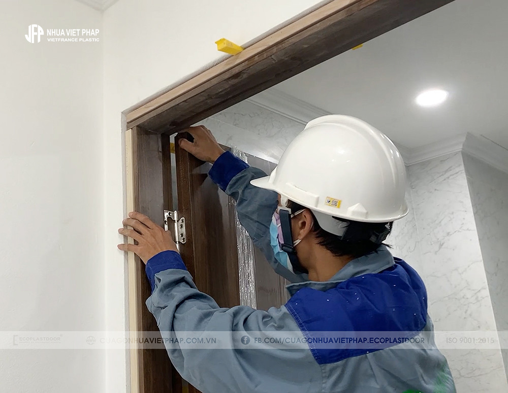 Căn chỉnh cánh cửa nhựa composite sao cho khít với khuôn bao