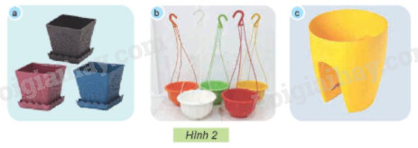 Chậu nhựa với nhiều kiểu dáng khác nhau, phù hợp để bàn, treo hoặc kẹp lan can, thể hiện sự linh hoạt của chậu nhựa.