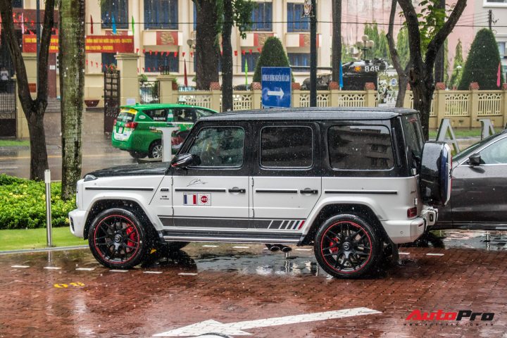 Chiếc G63 của Minh Nhựa với lớp decal hai tông màu trắng đen sang trọng