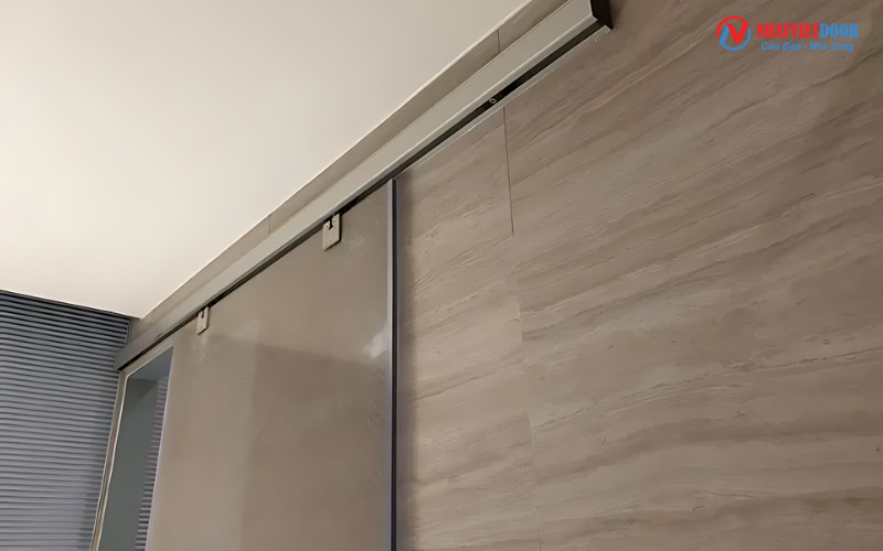 Cửa lùa bằng nhựa ray dưới mang lại sự tiện lợi và hiệu quả cho không gian.