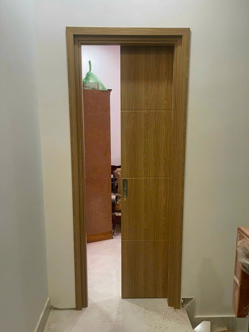 Cửa lùa nhựa giả gỗ composite có khung bao giả tinh tế