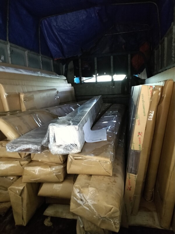 Cửa nhựa composite đã đóng gói cẩn thận chờ vận chuyển