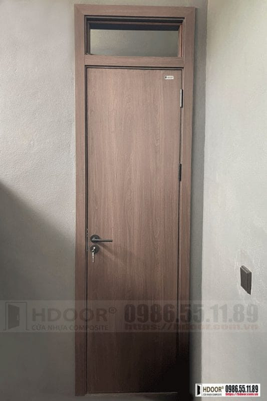 Cửa nhựa composite màu ghi trong phòng tắm