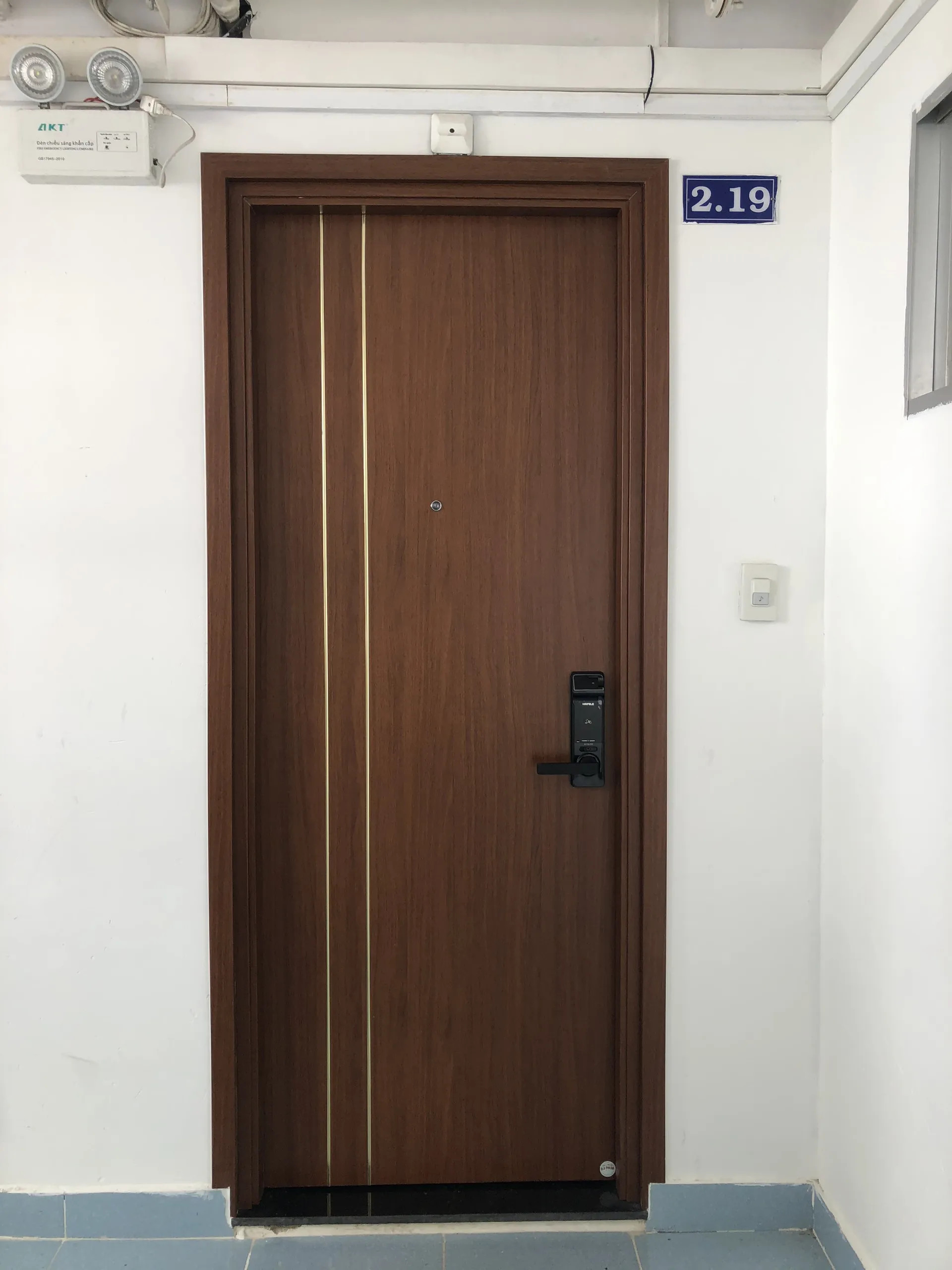 Cửa nhựa composite màu nâu gỗ tự nhiên hài hòa với nội thất