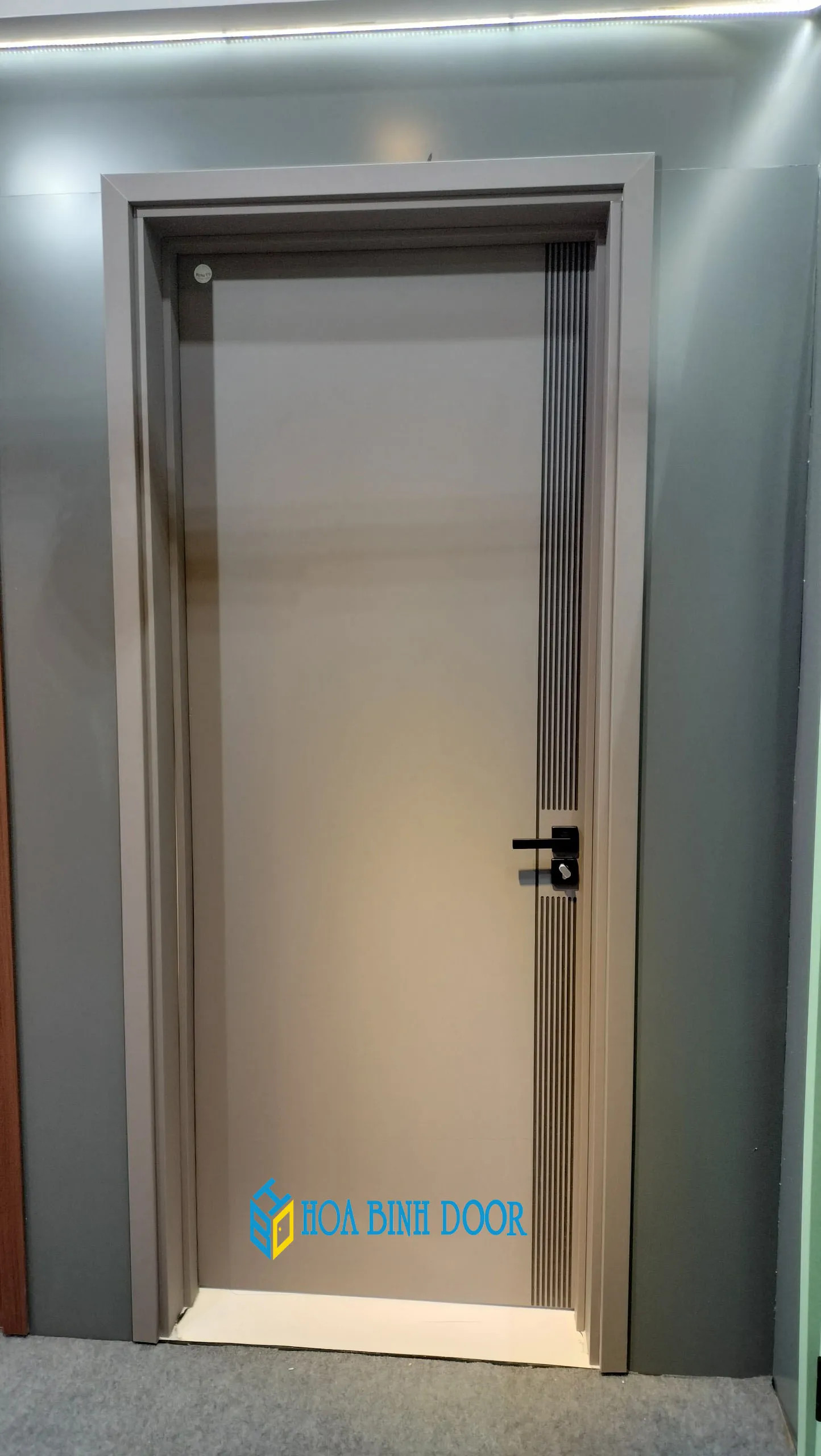 Cửa nhựa composite màu vân gỗ đậm