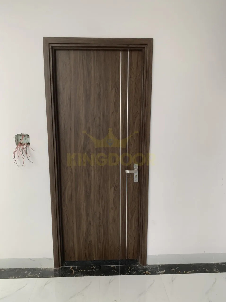 Cửa nhựa composite màu xám hiện đại, phù hợp cho các thiết kế nội thất tối giản ở Vũng Tàu