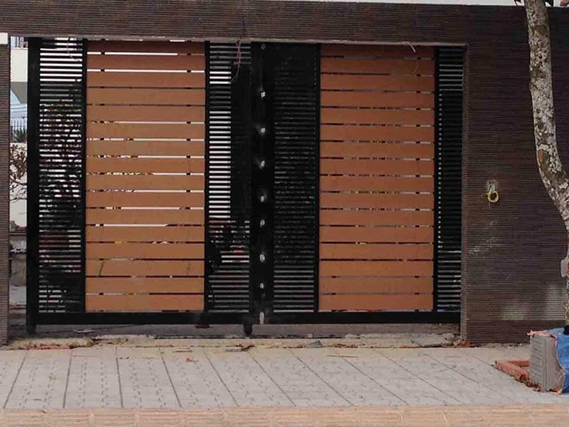 Cửa nhựa giả gỗ ngoại thất hiện đại, tông màu trầm ấm