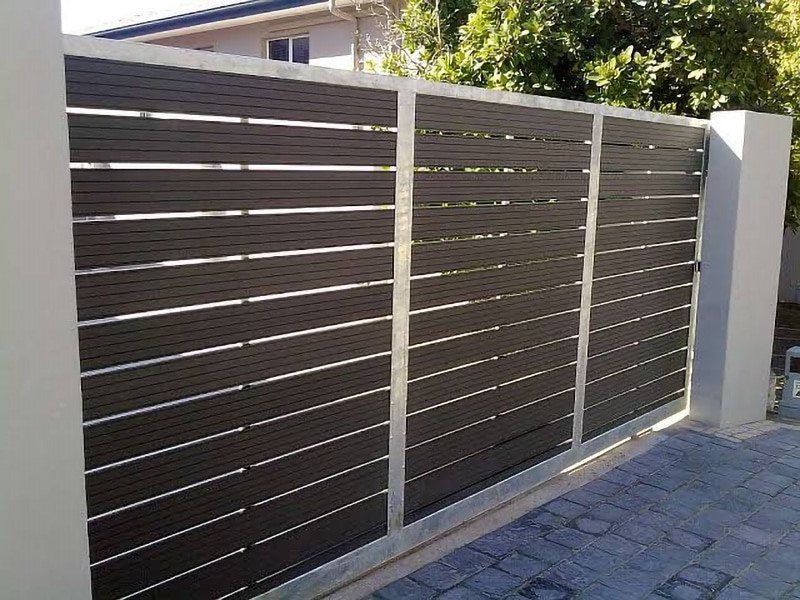 Cửa nhựa giả gỗ ngoại thất kết hợp cổ điển và hiện đại