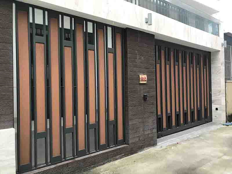 Cửa nhựa giả gỗ ngoại thất tối giản nhưng sang trọng