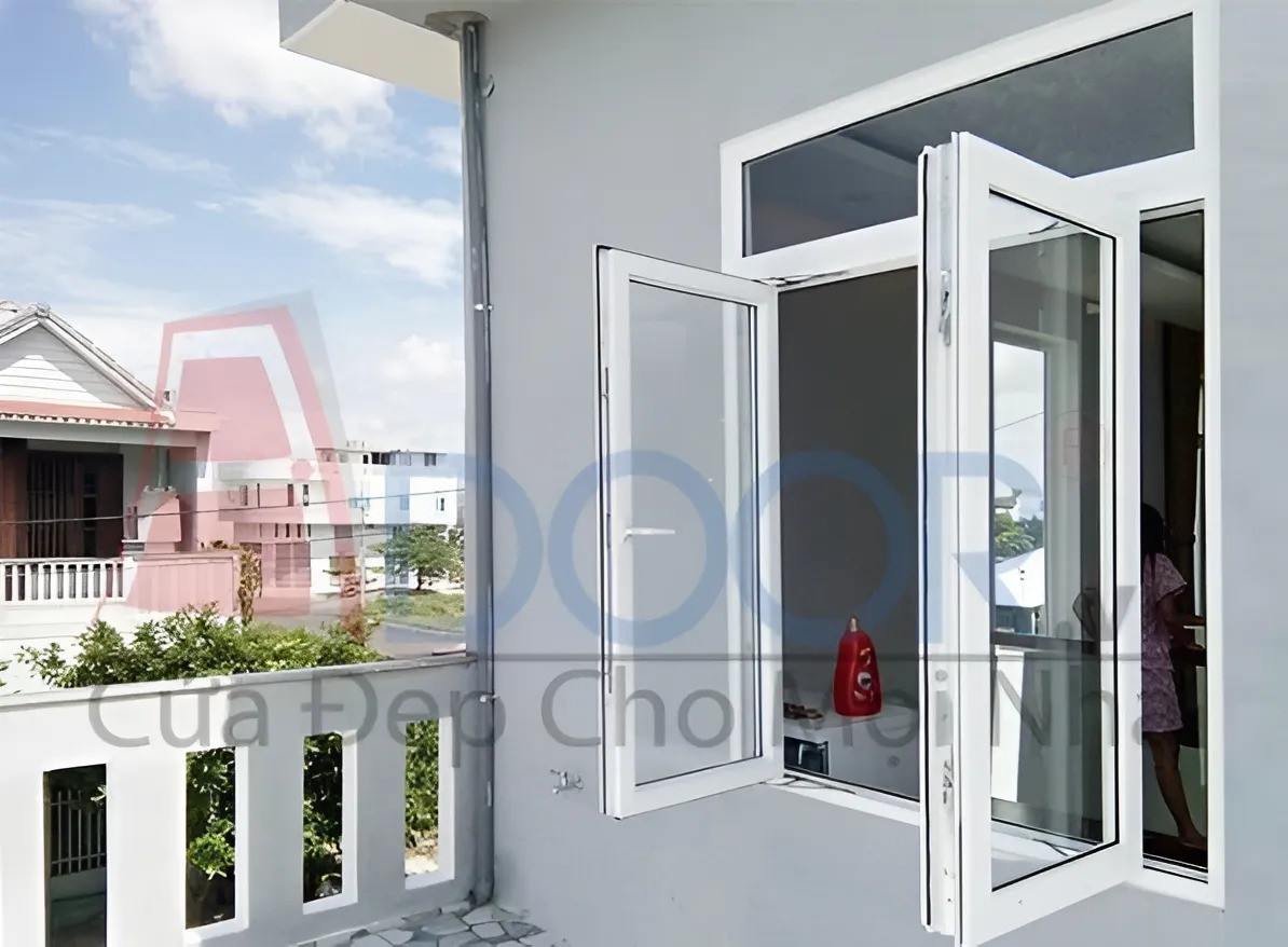 Cửa sổ nhựa lõi thép mở quay lắp đặt tại ban công