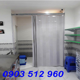 Cửa xếp nhựa khổ lớn màu trắng, hiện đại, đang mở một phần
