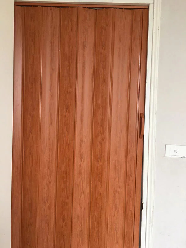 Cửa xếp nhựa nhà vệ sinh vân gỗ màu be sau khi lắp đặt hoàn thiện, tối ưu không gian