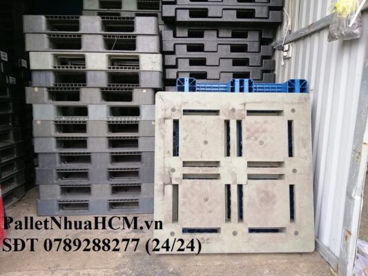Đa dạng kích thước và loại hình của pallet nhựa cũ, cung cấp nhiều lựa chọn cho khách hàng khi tìm kiếm hình ảnh của pallet nhựa cũ HCM phù hợp với nhu cầu.