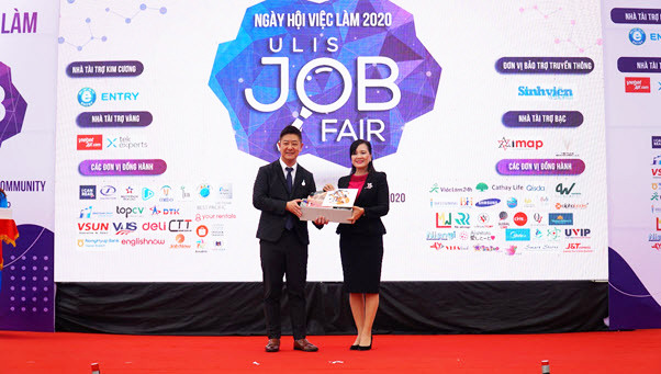 Đại diện Nhà tài trợ Kim cương - Công ty Entry phát biểu tại sự kiện