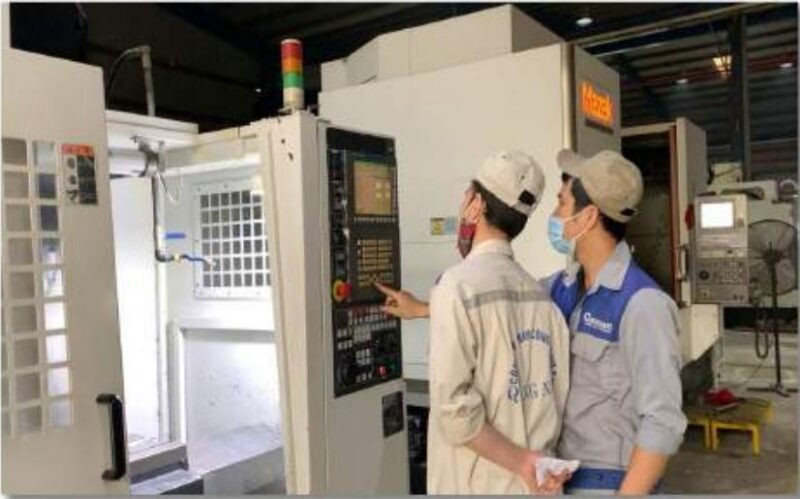 Dây chuyền máy móc hiện đại trong cách làm cửa nhựa composite