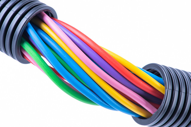 Dây điện được bọc lớp vỏ cách điện từ nhựa PVC cứng