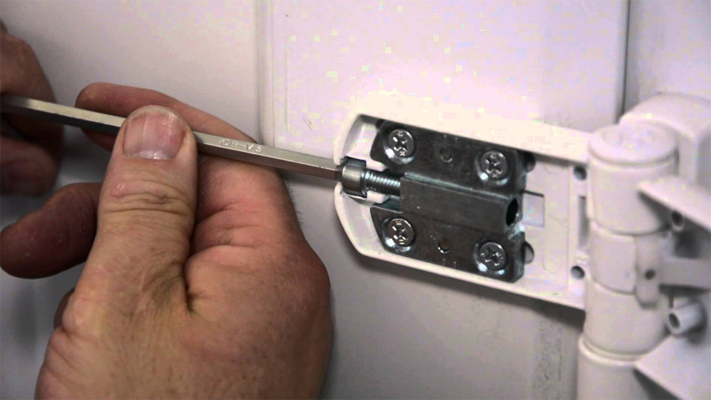 Điều chỉnh bản lề và cánh cửa nhựa lõi thép bị xệ