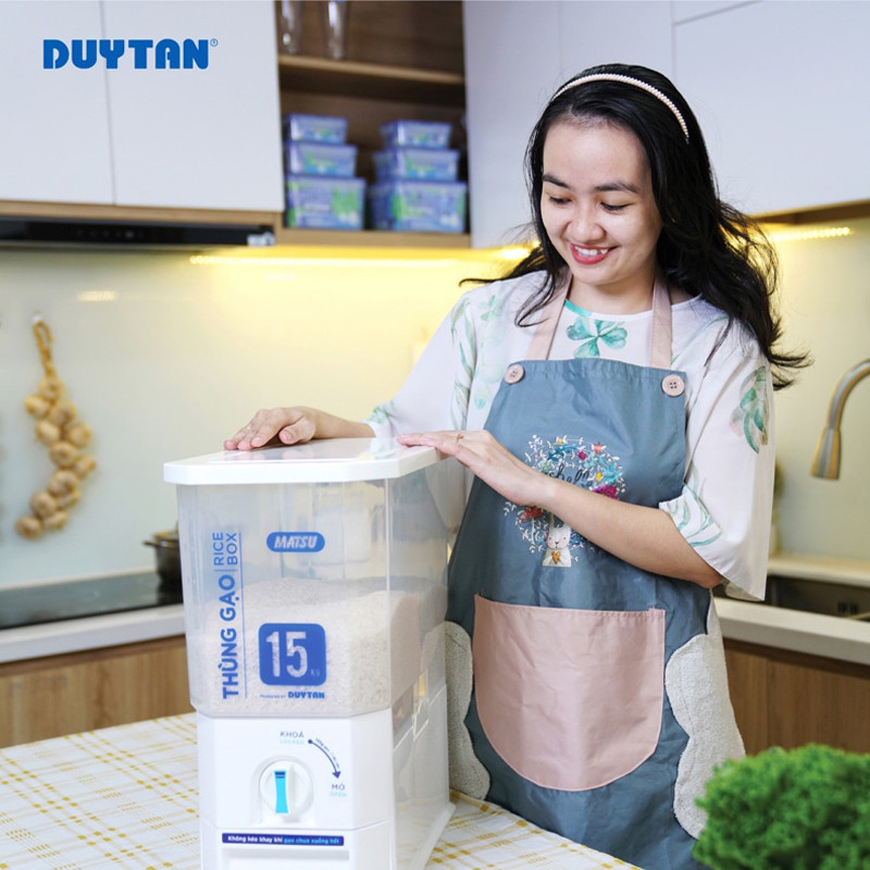 Đồ gia dụng nhựa Duy Tân với đa dạng màu sắc và kiểu dáng, đáp ứng mọi nhu cầu sinh hoạt của người tiêu dùng.