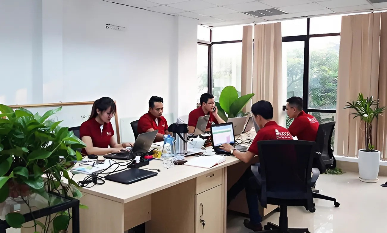 Đội ngũ nhân sự NNM GROUP tại cơ sở sản xuất cửa nhựa lõi thép ở Bình Dương