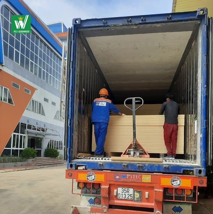 Đội ngũ vận chuyển giao phôi cửa nhựa composite an toàn
