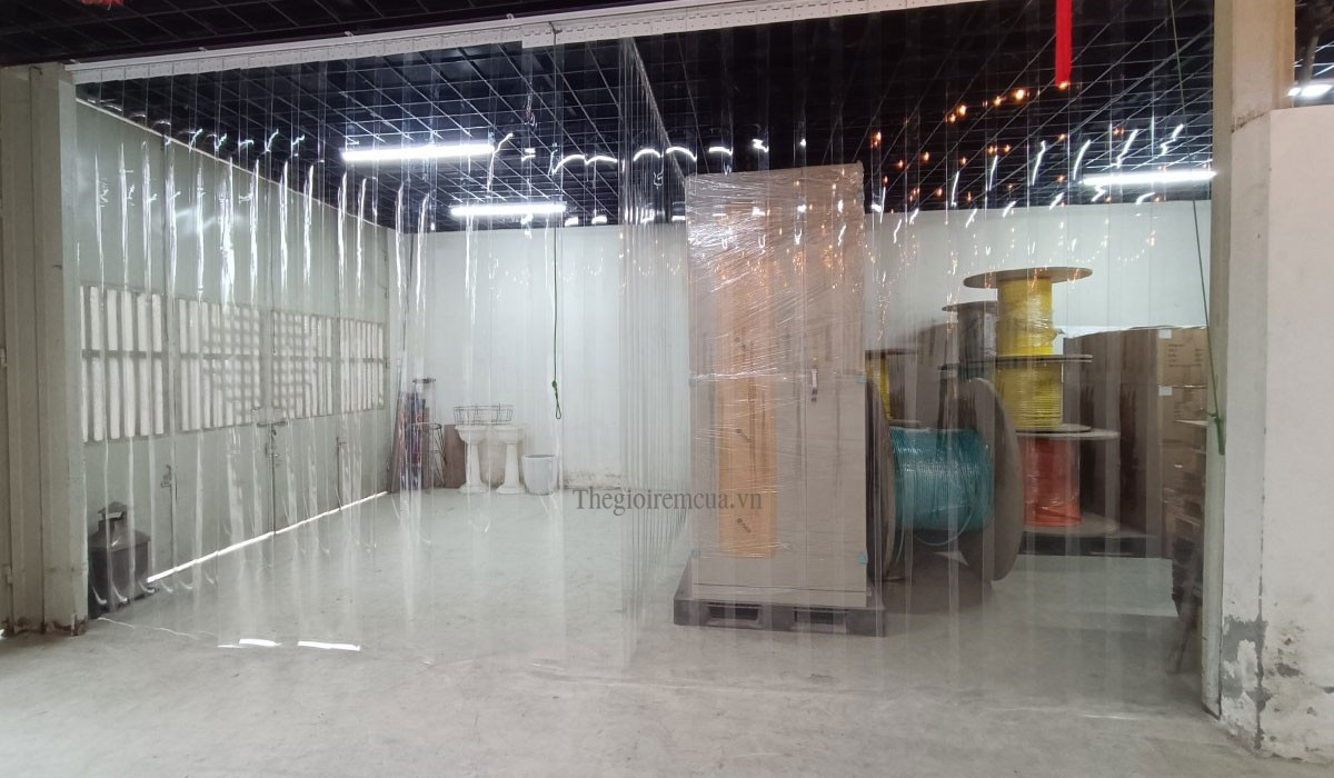 Giải pháp cửa nhựa trong suốt ngăn lạnh cho khu vực sản xuất