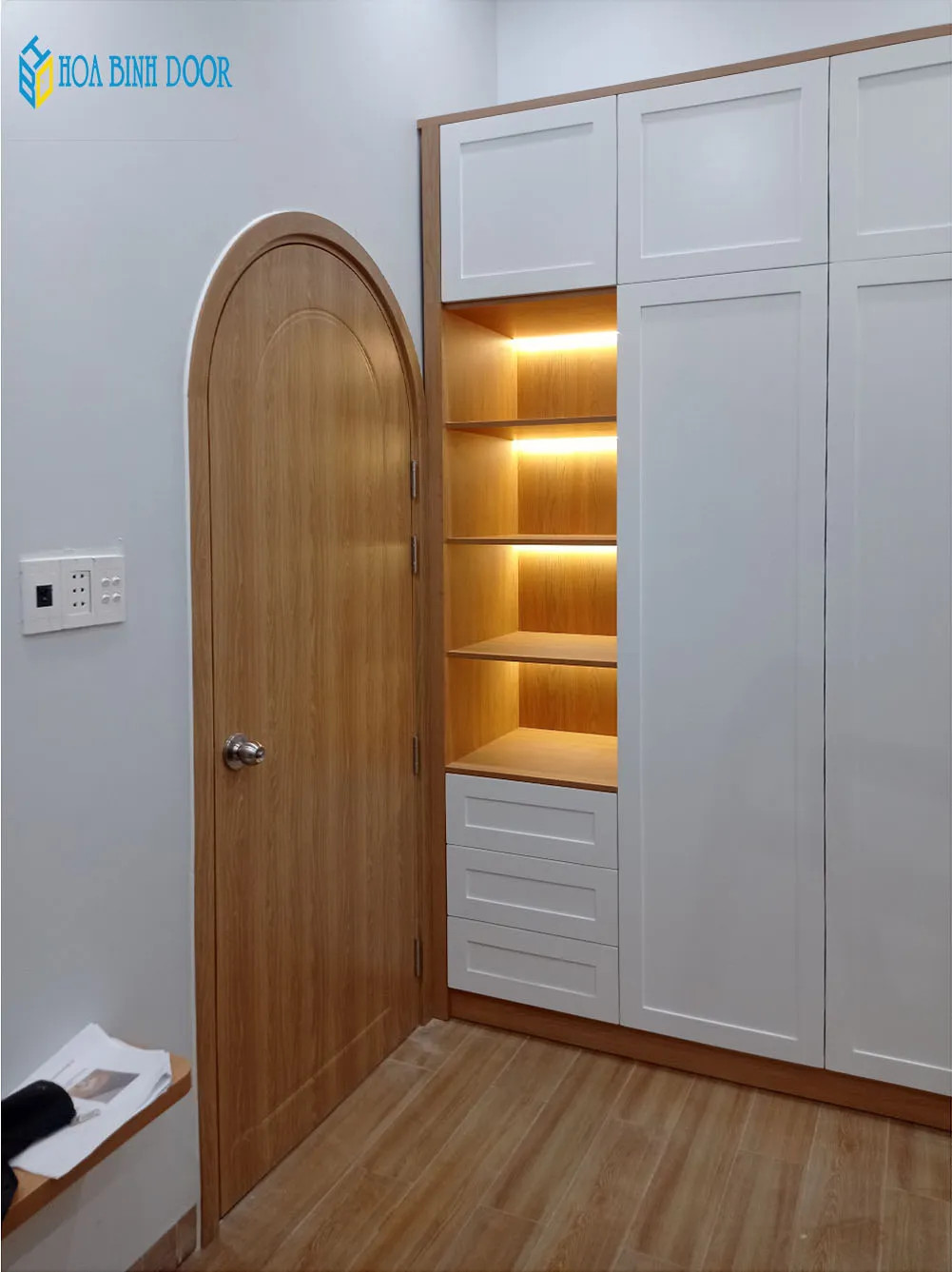 Góc nhìn cận cảnh cửa nhựa composite với đường vân sắc nét