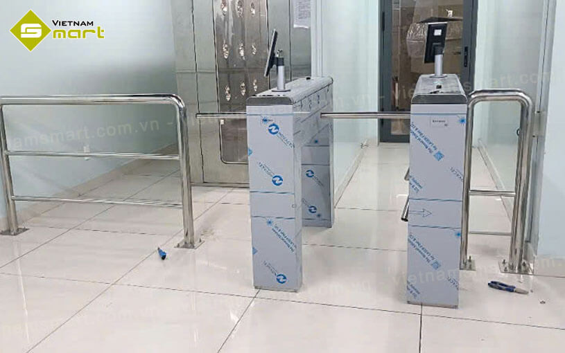 Hệ thống cổng xoay 3 càng hiện đại đang vận hành tại nhà máy của Công ty TNHH Bao Bì Nhựa Thái Dương.