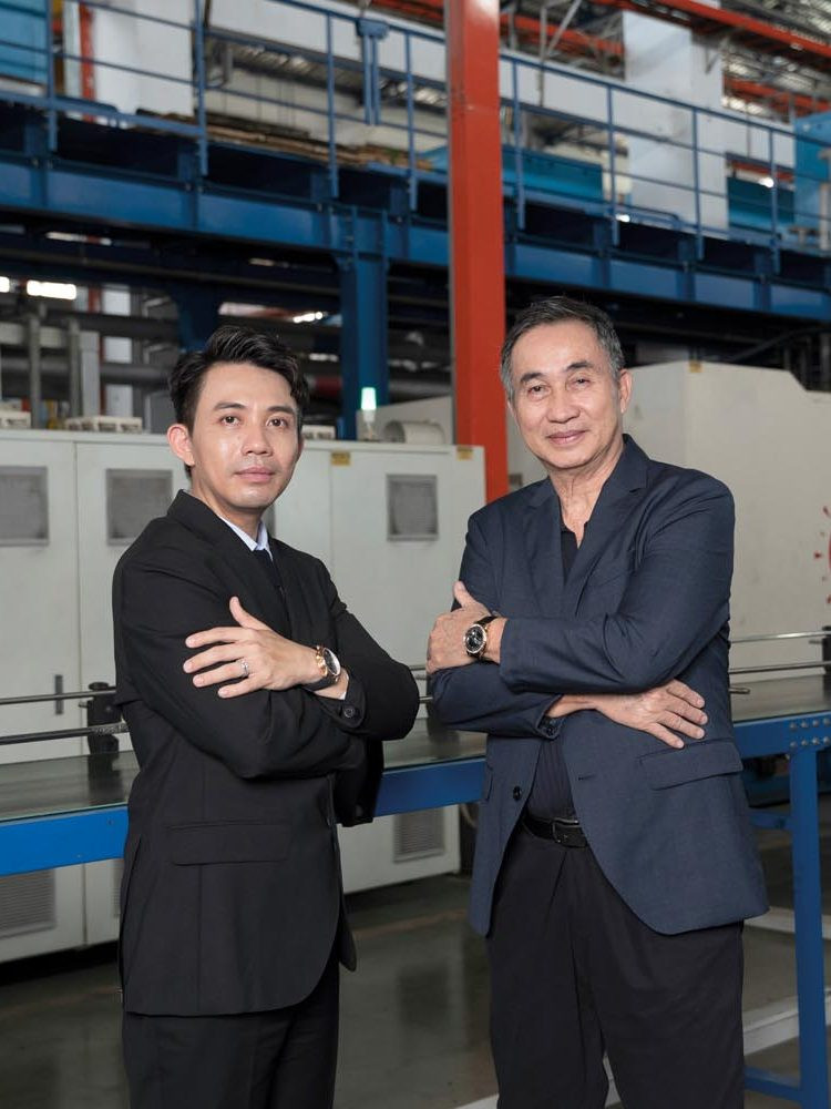 Hình ảnh cha con ông Phạm Văn Mười và Phạm Trần Nhật Minh, những thế hệ quan trọng của công ty nhựa Long Thành