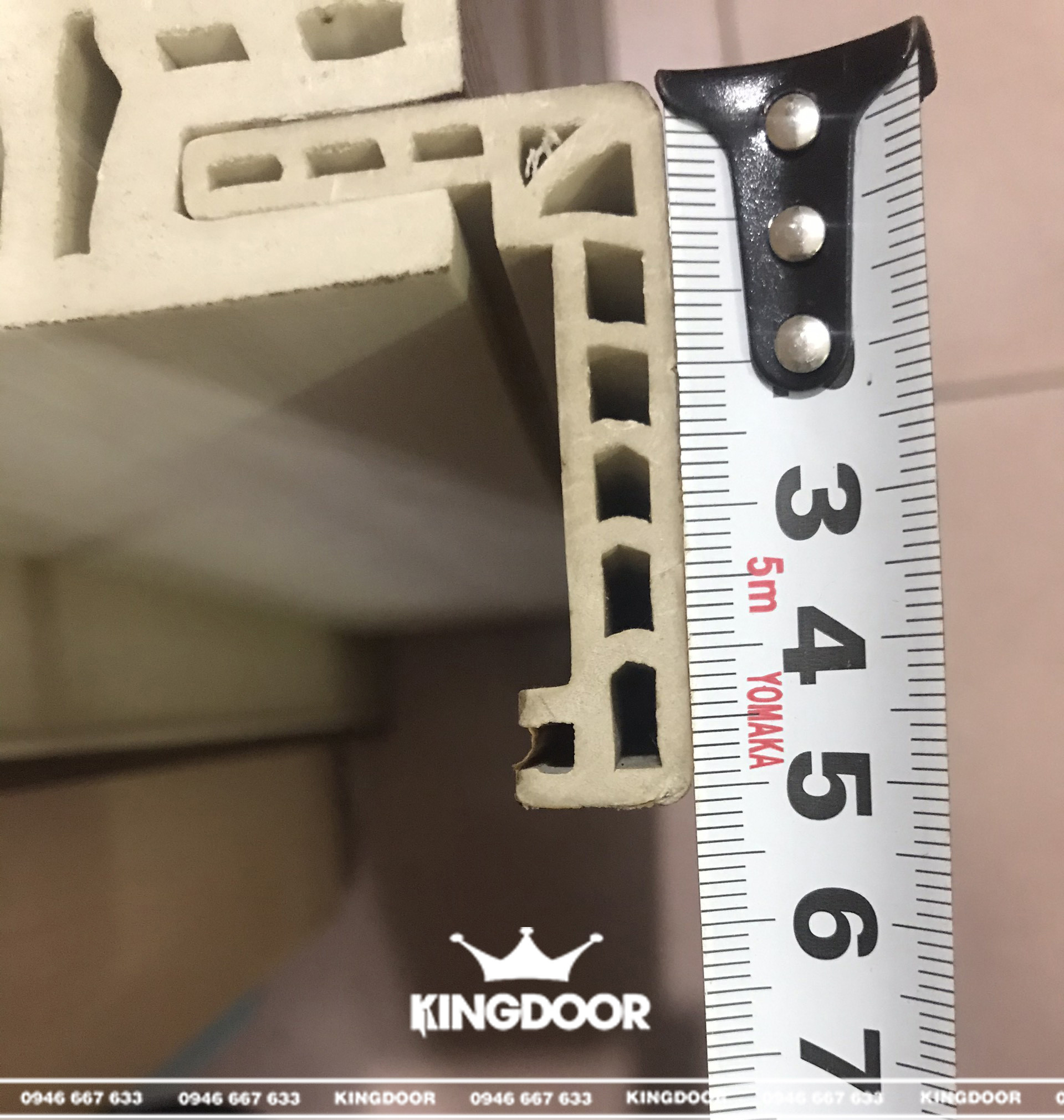 Hình ảnh chi tiết nẹp viền L5 cho cửa nhựa giả gỗ Composite