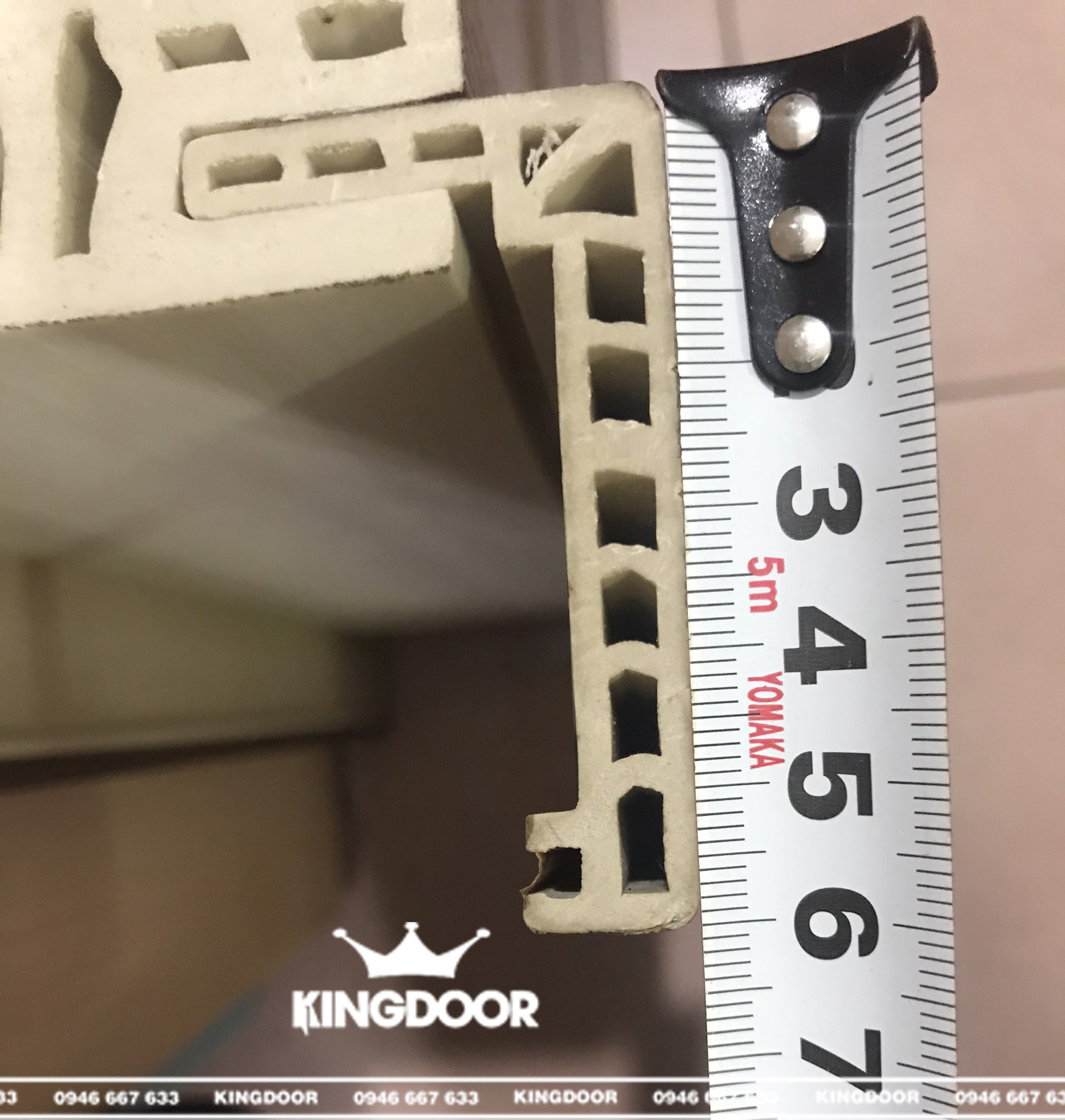 Hình ảnh chi tiết nẹp viền L6, một lựa chọn cho cửa nhựa giả gỗ