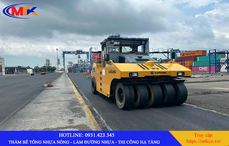 Hình ảnh xe lu bánh lốp 12 tấn đang lu lèn lớp bê tông nhựa nóng, đảm bảo độ chặt đồng đều cho mặt đường