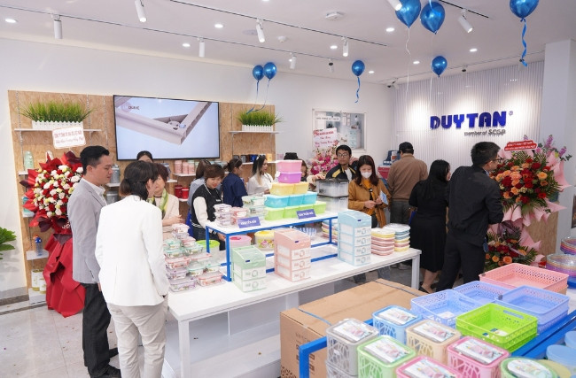 Khách hàng tham quan và mua sắm tại địa chỉ cửa hàng nhựa Duy Tân flagship ở Hà Nội