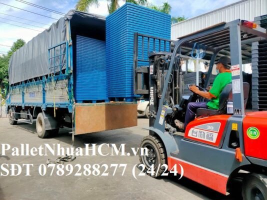 Kho chứa lớn các pallet nhựa cũ sản xuất tại Việt Nam, cho thấy hình ảnh của pallet nhựa cũ HCM với nguồn gốc đa dạng.