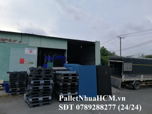 Kiểm tra chất liệu và kết cấu của pallet nhựa cũ, đảm bảo độ bền và khả năng chịu tải, là bước cần thiết khi mua hình ảnh của pallet nhựa cũ HCM chất lượng.