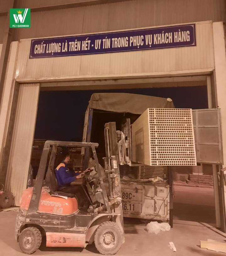 Kiểm tra chất lượng tấm nhựa composite làm cửa tại kho