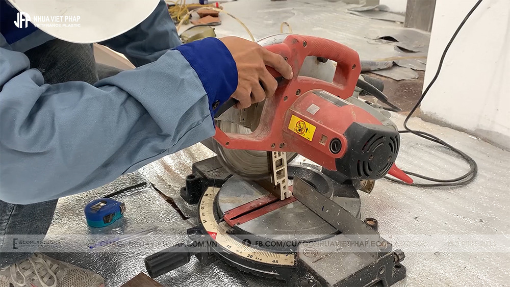 Kỹ thuật cắt mòi góc 45 độ cho thanh khuôn đứng của cửa nhựa composite
